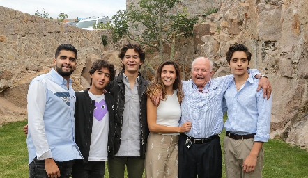  El festejado con sus nietos, Samuel Tacea, Joaquín y Manuel González, María Paula Tacea, Salvador Félix y Alejandro Tacea.