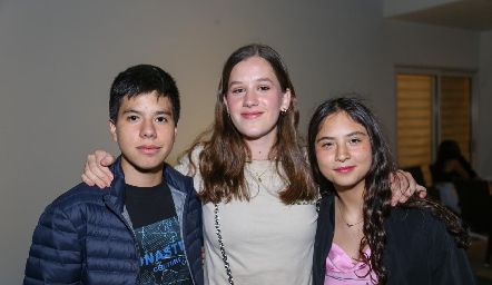  Rodrigo Contreras, Mariana Mendizábal y Mare Córdova.