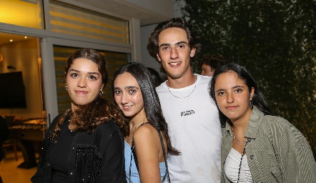  Ana Ceci Córdoba, Sofía Flores, Diego Domínguez y Fátima Ruiz.