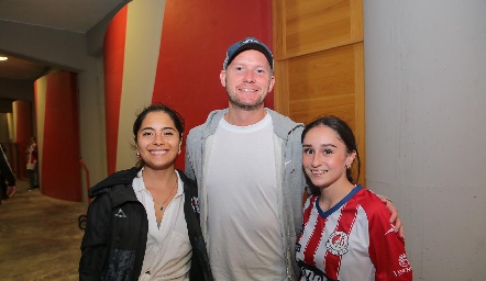  Fabiola Aguillón, Tomas Megten y Gaby Hinojosa.