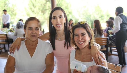  Mireya, Mariana Tobías y Mireya con su hija.