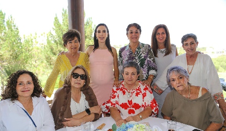  Mariana Tobías con la familia de su esposo.