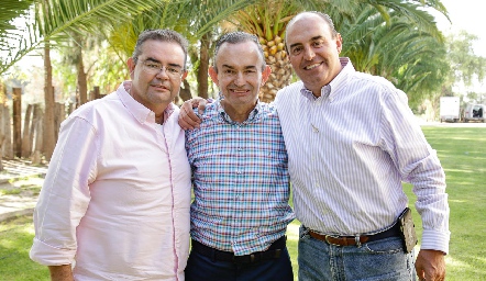  Calili con sus hermanos Juan Carlos y Fernando Pérez Espinosa.