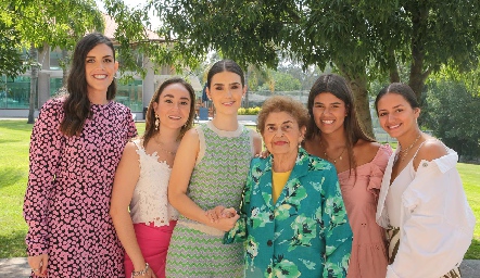 Chata Espinosa de Pérez con sus nietas, Daniela Pérez, Carmelita Cordero, Isa Pérez, Ximena Pérez y Valeria del Valle.