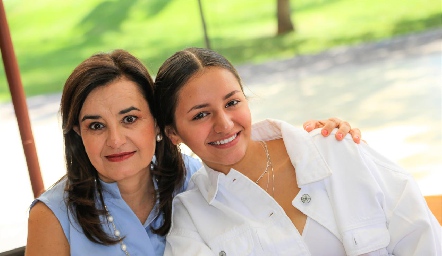  Leticia Pérez y Valeria del Valle.