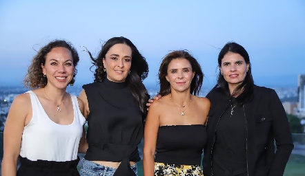  Las mamás de las festejadas, Marcela Guevara, Marina de Herrera, Lupita Mercado y Liz Alcalde.