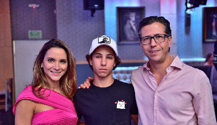  Ana Lía Maggiori y José Miguel Guerra con su hijo José Miguel.