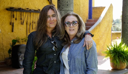  Isabel Garfias y Mayoli Núñez.