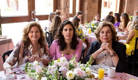  Luz Ma Reynoso, Jimena y Josefina Güemes.