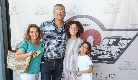  Mariana Dávila, Aldo Torres, Sofía y Valentina Torres.