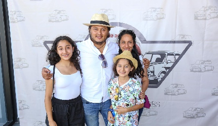  Jessica Gomez, Alejandro Abaid, Samara Abaid y Leonardo Abaid.