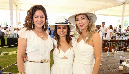  María Eugenia, Carolina Castillo y Mila Medina.