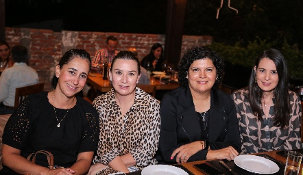  Adriana Teniente, Janet Rodríguez, Tere Villagomez y Silvia Reinoso.