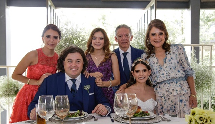  Los recién casados con la familia Castro.