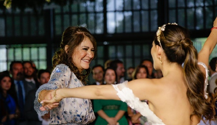  Daniela bailando con su mamá.