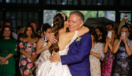  Daniela bailando con su papá Javier Castro.