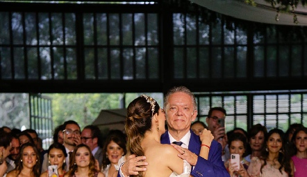  Un baile la novia con su papá.