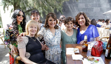  Gladys de Castro con sus amigas.