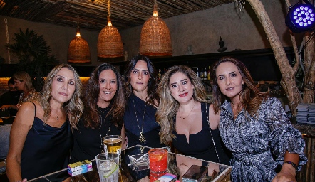  Roxana Serna, Delia Iduarte, Claudia Artolózaga, Lilian Dorador y Cristina Villalobos.