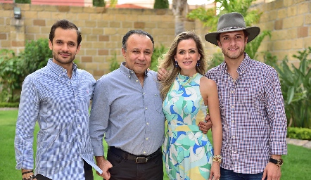  Fernando Díaz de León y Patty Annette Ruiz con sus hijos Fernando y  Rodrigo.