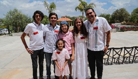  Aurora Irigoyen y Miguel Compean con sus hijos Juan Pablo, Santiago, María José y José Miguel.