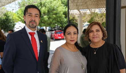  Ricardo Jiménez, Iveth Larrea y Fabiola Mejorada.