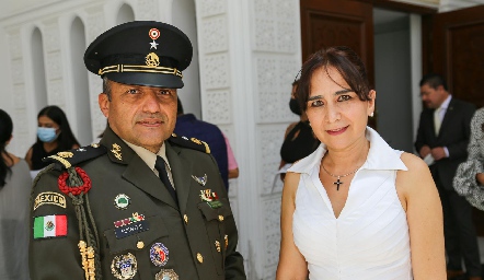  General Brigadier de Estado Mayor Mario Arturo Fuentes Guevara y Elizabeth Torres.