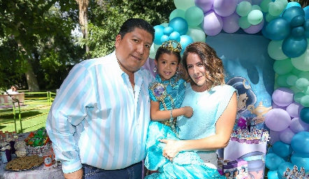  René Díaz y Pupi Torrescano con su hija Renata.