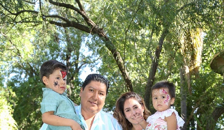  René Jr., René Díaz, Pupi Torrescano, Rania y Renata Díaz. 