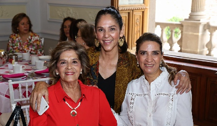  Rosa María Álvarez, Patricia Rodríguez y Lourdes Velázquez.