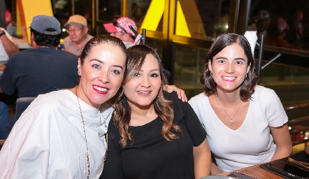  Elba González, Flor Cerda y Gaby Flores.