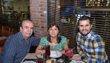  Benito Martínez, Yolanda Acuña y Gabriel Martínez.