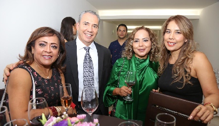  Miriam Baldovinos, Alejandro Lozano, Rosario Pulido y Maria Vazquez.