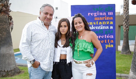  Rafael Aguilar y Sindhya Gutiérrez con su hija Valentina.