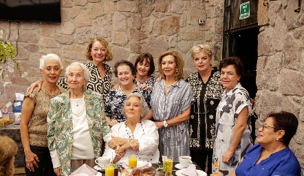  Belenda con sus amigas.
