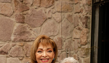  Lourdes Curiel y Belenda González.