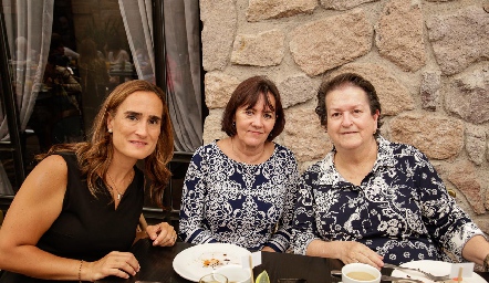  Luza González, Laura Valle y Amalia Matienzo.