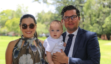  Yusa de la Rosa y Rodrigo Palos con su hijo Julián.