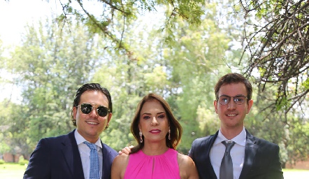  Pita Del Valle con sus hijos Jorge y Alejandro Naya.