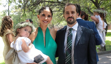 Ale Torres y Guillermo Romo con su hija Nerea.