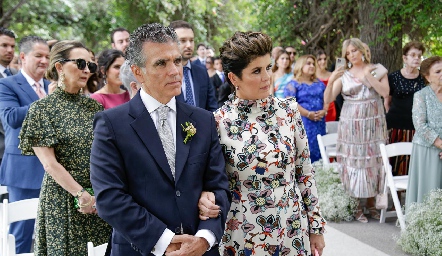  Luis Motilla y Verónica Martínez, papás del novio.