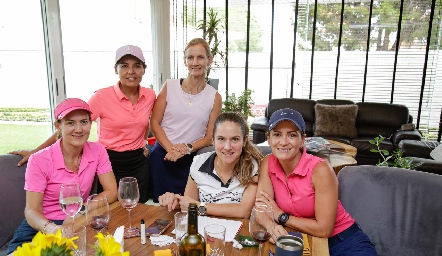  Paulina Vivanco, Lorena Torres, Isabel Martí, Erika Von Der Meden y Daniela Coulon.