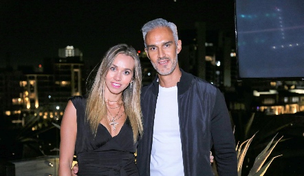  Marcela Rubio con su esposo Oscar Estrada.
