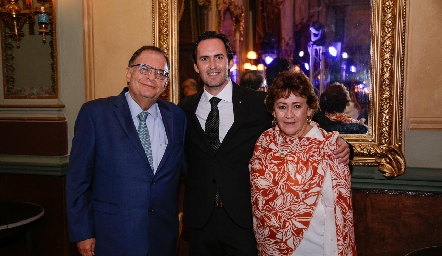  Edgardo con sus papás Alfonso y Sara Martínez.