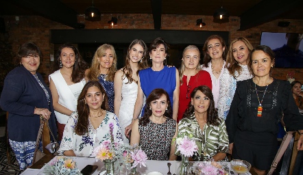  Susana Andrés con su hija Fer Loza y sus amigas.