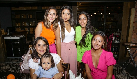  Sofía Prieto, Sofía Villegas, Ana Karen Lozano, Paola Hernández con su hija Macarena y Paulina Leiva.