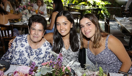  Susana de Andrés con sus nietas Paola y Montse Humara Andrés.