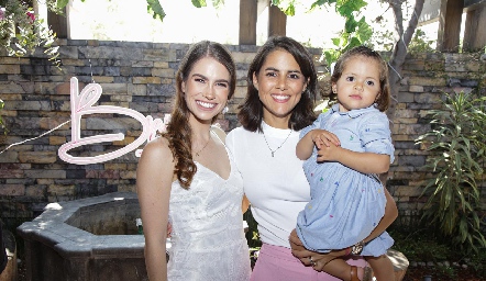  Fer Loza y Paola Hernández con Macarena.