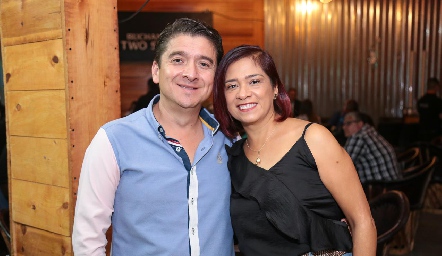  Roberto Arturo Pinto y Lupita Rodríguez.