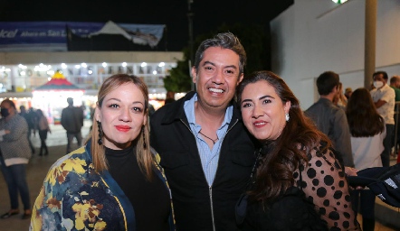  Liz Ramos, Jorge Saldaña y Rosy Saldaña.